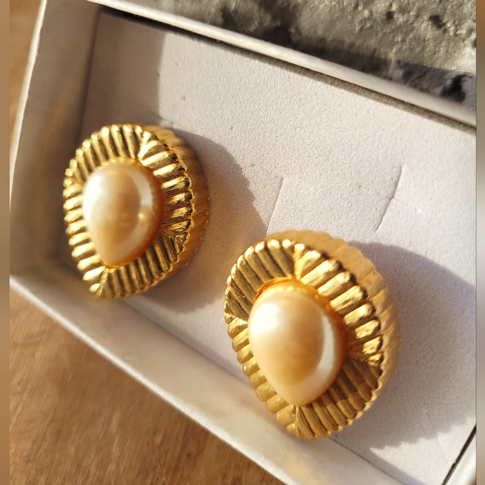 Vintage Richelieu Clip Gold Pearl Clip Earrings 49$